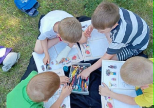 Dzieci podczas rozwiązywania zadań