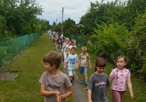 Dzieci podczas spaceru