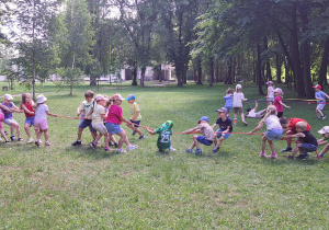 Dzieci podczas zabawy liną i gumą sensoryczną
