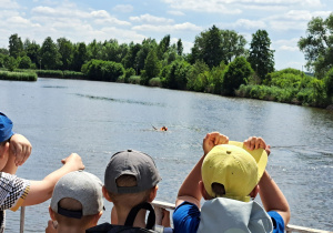 Dzieci oglądają pokaz ratowniczy
