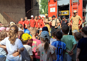Dzieci podczas spotkania ze strażą pożarną