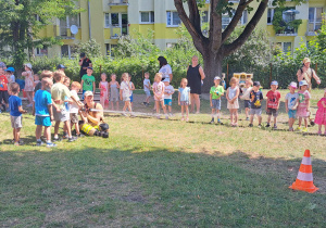 Dzieci próbują polewać wodą