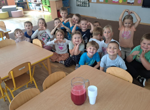 Biedronki przygotowują zdrowy sok