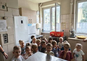 Dzieci w przedszkolnej kuchni