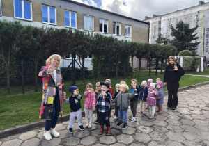 Dzieci podczas spaceru