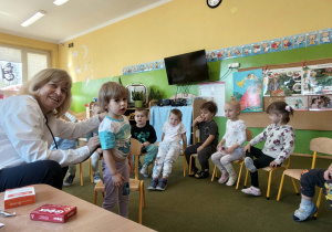 Pani osłuchuje dziewczynkę