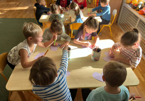 Dzieci kolorują serduszka