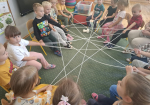 Dzieci utworzyły pajęczą sieć z włóczki