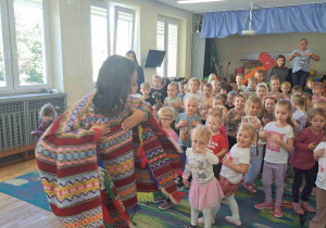 Dzieci uczą się peruwiańskiego tańca