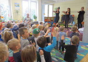 nauczycielki i dzieci tańczą do piosenki "Idziemy do zoo"