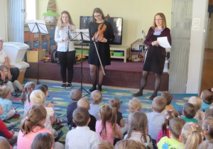 Uczennice ze Szkoły Muzycznej grają dla przedszkolaków