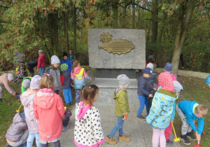 Dzieci zapaliły znicze na pomniku