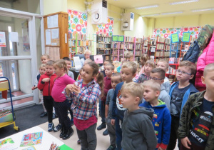 Przedszkolaki dowiadują się jak zapisać się do biblioteki