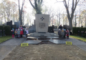 Grupa III przy pomniku żolnierzy na cmentarzu