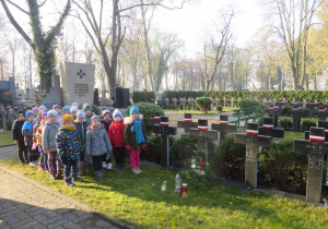 Dzieci z grupy III na cmentrzu zapaliły znicze