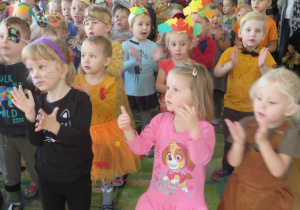 Dzieci tańczą na koncercie