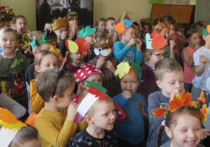 Dzieci śpiewają jesienną piosenkę