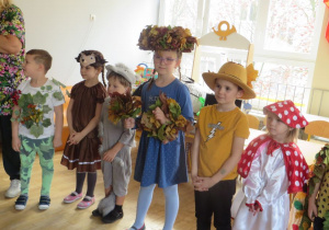 Dzieci śpiewają razem z Panią Ulą piosenkę o jesieni