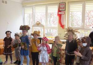 Dzieci śpiewają razem z Panią Ulą piosenkę o jesieni