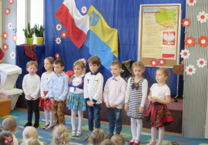 dzieci z grupy III mówią wiersz Dziękuję Polsko