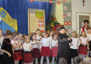 dzieci z grupy IV śpiewają piosenkę Czarny Baranie