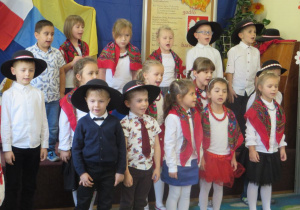 Dzieci z grupy V śpiewają 