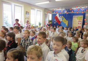 Wszyscy zebrani śpiewają Hymn Polski