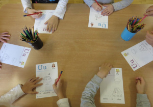 dzieci zaznaczają literę u w wyrazach napisanych na kartce