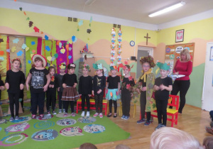 dzieci z grupy IV stoją podczas występu