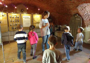 Dzieci oglądają wystawę w muzeum o historii Pabianic