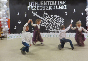 Dzieci tańczą podczas przeglądu talentów
