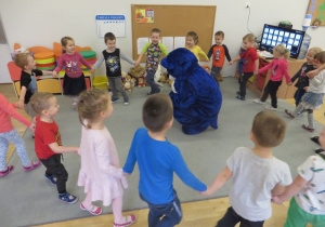 Dzieci z grupy II bawią się z Misiem przy piosence Stary Niedźwiedź