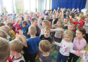 Dzieci tańczą podczas koncertu