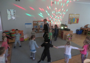 Dzieci z grupy II tańczą podczas zabawy andrzejkowej