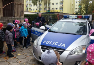 dzieci oglądają samochód policyjny 