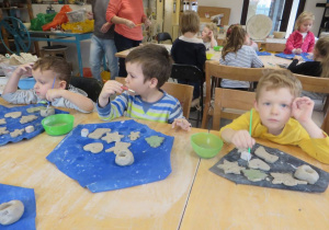 Dzieci malują farbami ozdoby ceramiczne