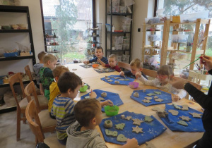 Dzieci malują farbami ozdoby ceramiczne