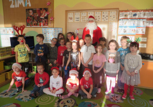Święty Mikołaj i dzieci z grupy IV