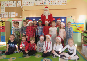 Święty Mikołaj i dzieci z grupy II