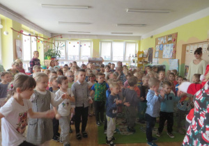 Przedszkolaki tańczą podczas koncertu