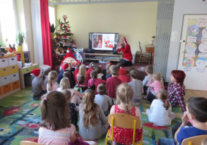 dzieci z grupy V ogladaja prezentację i słuchają opowieści o świetym Mikołaju 