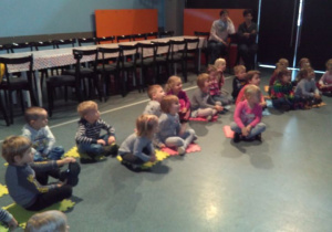 dzieci na zajęciach w experymentarium słuchają pogadanki na temat działania magnesu