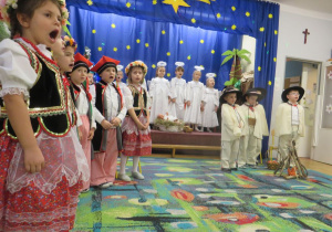 Dzieci śpiewają kolędę podczas występu