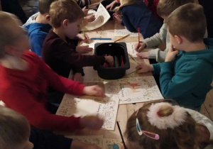 Dzieci rysują list do Świętego Mikołaja