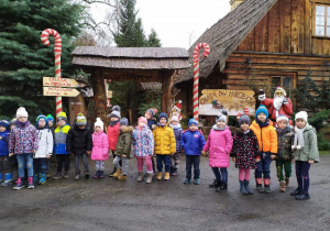 Dzieci stoją przed chatą świętego Mikołaja