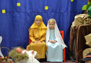 CHłopiec i dziewczynka przebrani za Józefa i Maryję
