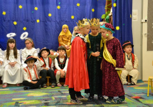 Chłopcy przebrani za trzech króli podczas występu