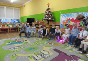 Dzieci z grupy I siedzą podczas występu świątecznego