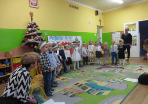 Dzieci z grupy I śpiewają świąteczną piosenkę