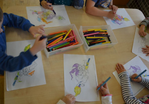 dzieci kolorują rózne postaci z bajek